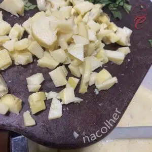 juntando a batata picada em cubos