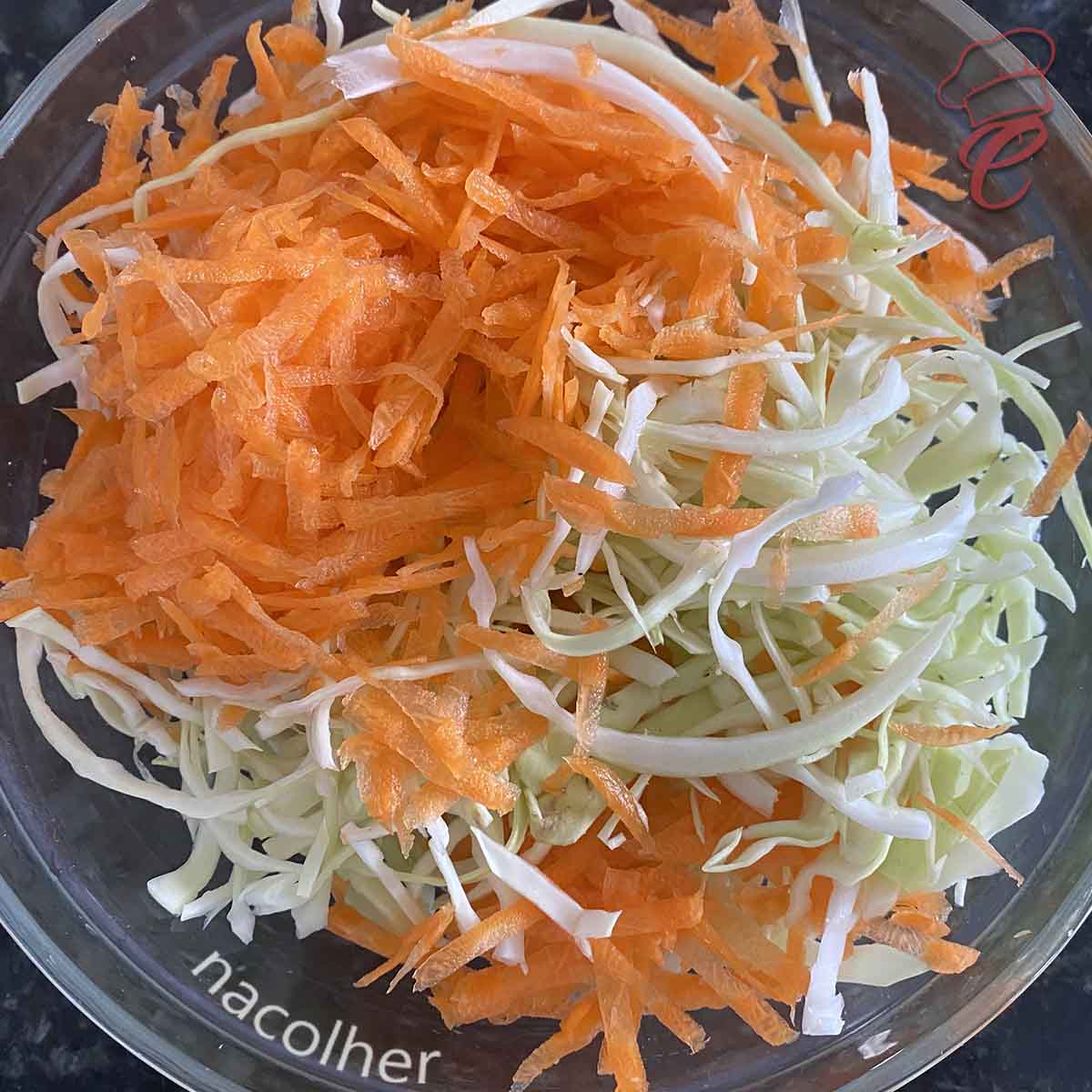 juntando a cenoura ralada e o repolho para a salada de repolho cremoso