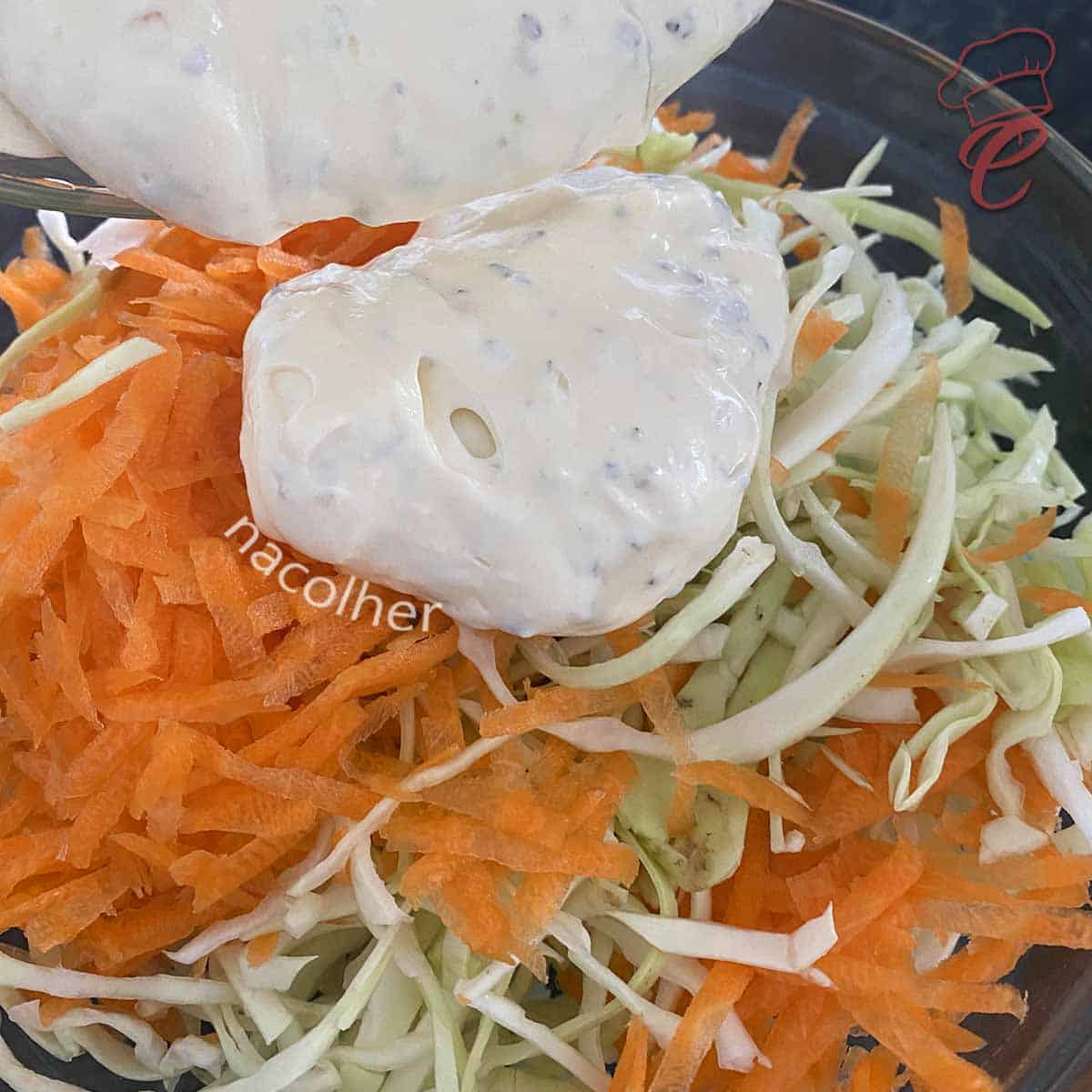 juntando o molho com os outros ingredientes da salada de repolho cremoso