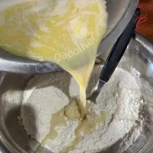 juntando os liquido com a farinha