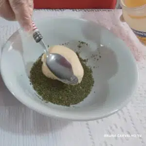 misturando a salsa com a maionese