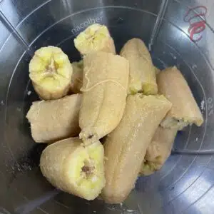 transferindo as bananas cozidas para o liquidificador para fazer a biomassa de banana