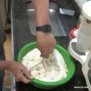 amassando as batatas com açucar