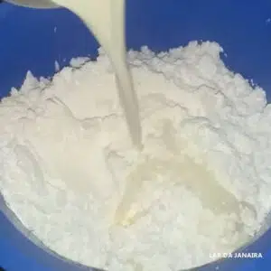 colocando o leite na goma