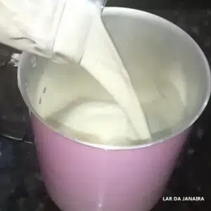 colocando o leite na leiteira