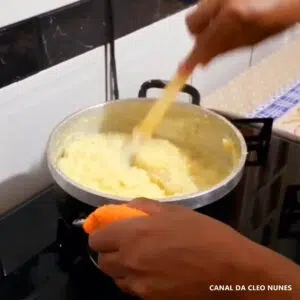 misturando o coco ao creme de batata doce