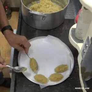 moldando a massa de batata doce