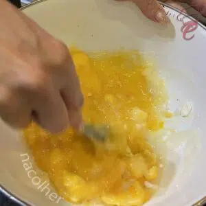 batedo os ovos com a margarina