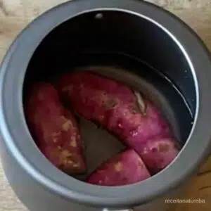 cobrir as batatas com água
