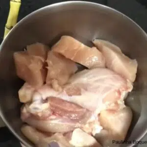 cortando os frangos em pedacos
