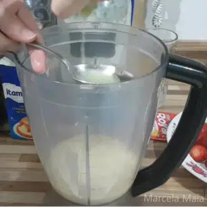 espremendo limao dentro de uma colher de sopa
