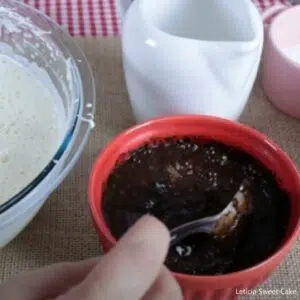misturando agua e oleo com chocolate