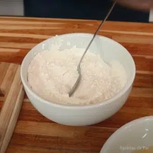 misturando farinha e amido