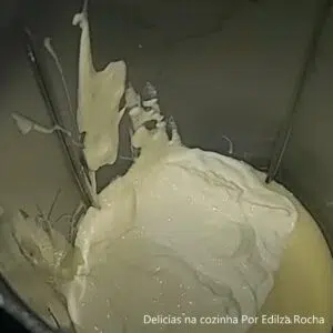 misturando leite condensado e creme de leite