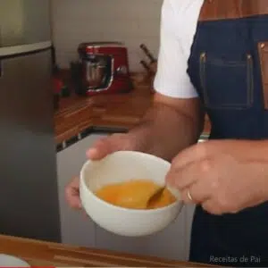 misturando os ovos