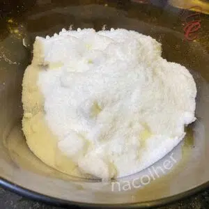 preparando a farofa de açucar para a cuca de banana