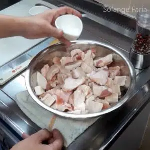 temperando toucinho com uma colher de sopa rasa de sal