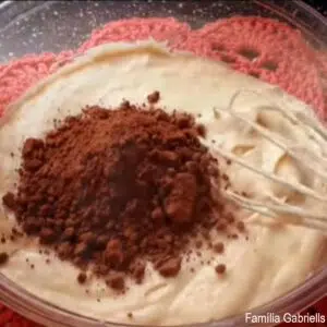 colocando o chocolate em pó