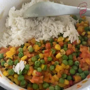 juntando o arroz com os vegetais para o arroz natalino