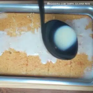 cobrindo o bolo toalha felpuda com a calda de leite