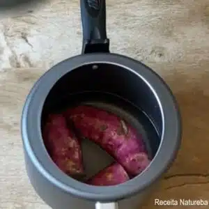 Colocando as batatas na panela