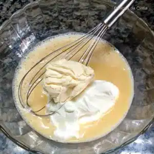 adicionar nata e manteiga na mistura da massa