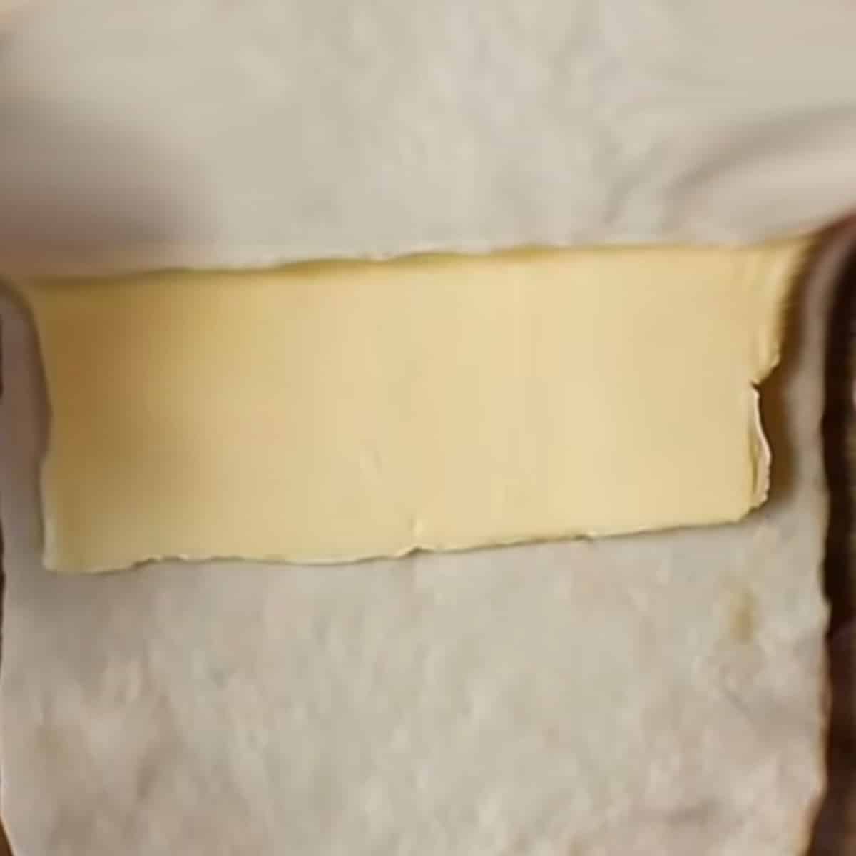 colocando a manteiga dentro da massa