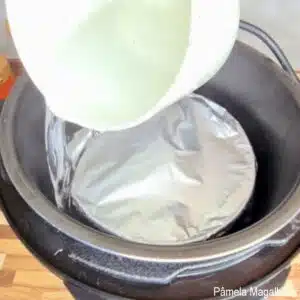 colocando água na panela