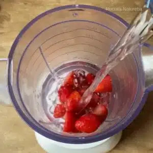 morango congelado com água no liquidificador