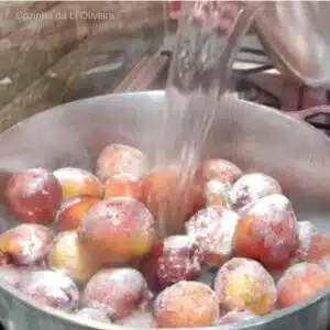 água fervendo para descascar os pêssegos em calda