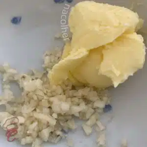 juntando o alho com a manteiga