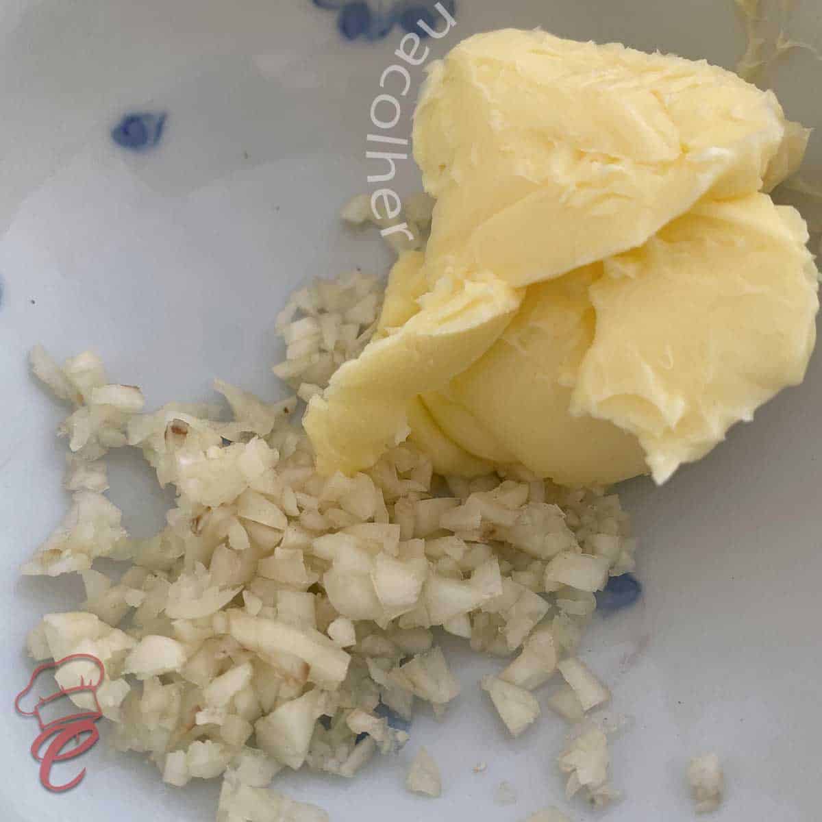 juntando o alho com a manteiga para a linguiça recheada na airfryer