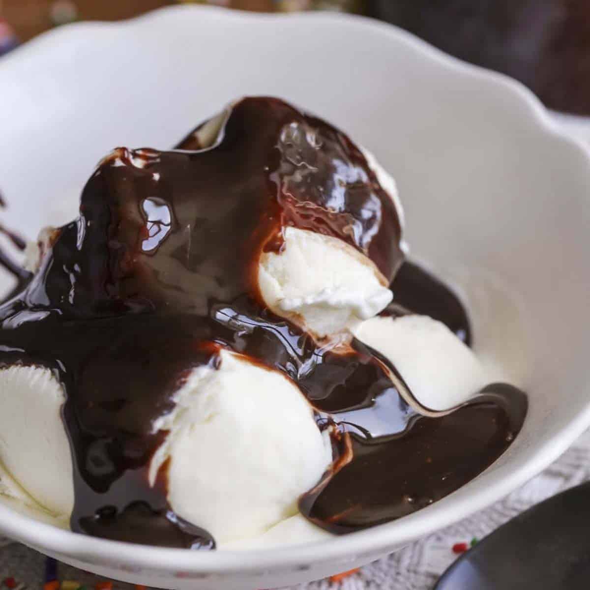 calda de chocolate simples no sorvete de creme