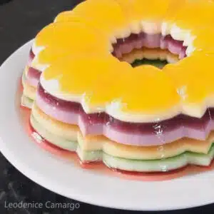 gelatina colorida em camadas pronta