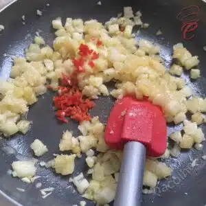 juntando o abacaxi com a pimenta na frigideira