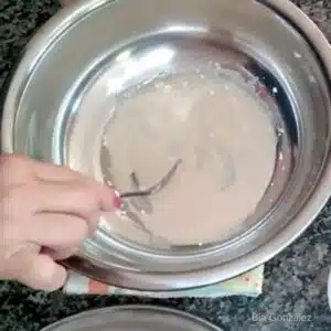 misturando fermento com açúcar