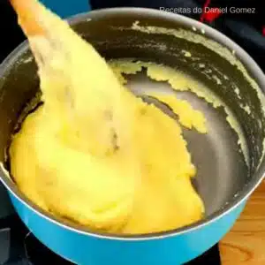 misture e cozinhe a polenta até ela soltar do fundo