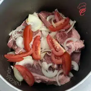 carne na panela com cebola e tomates