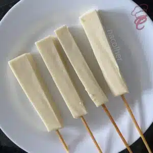 cortando o queijo coalho