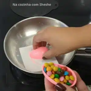fechando os ovos de páscoa coloridos