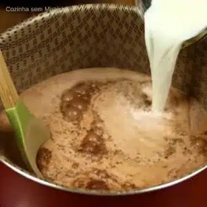 misturando leite nos ingredientes secos