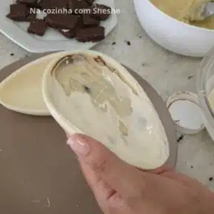 passando chocolate branco pra fechar o ovo