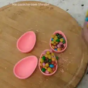 recheando os ovos de páscoa coloridos