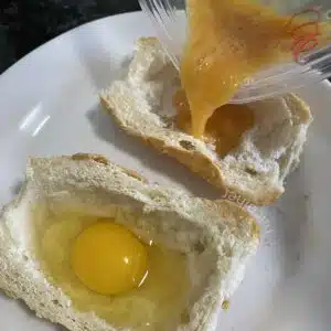 colocando o ovo dentro do pao