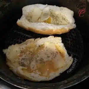 colocando o pao com ovo na airfryer