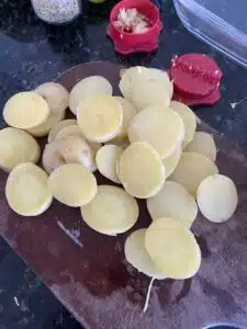 cortando as batatas em fatias finas