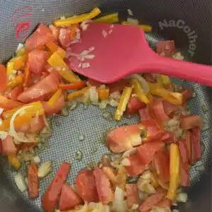 Refogar os legumes para o frango com legumes