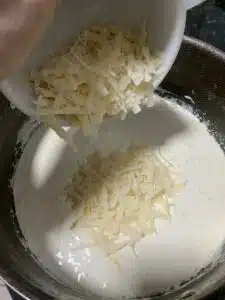 adicionando queijo ralado