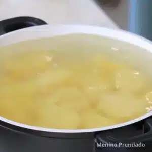 cozinhando batatas para o escondidinho