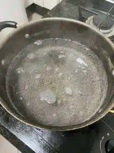 fervendo agua para cozinhar macarrao